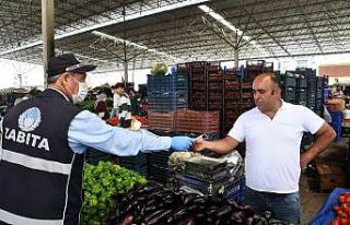 Aksaray Belediyesi kendi ürettiği maskeleri dağıtmaya...