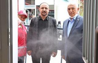 Aksaray Kızılay’da vatandaşlar dezenfektan kabininden...