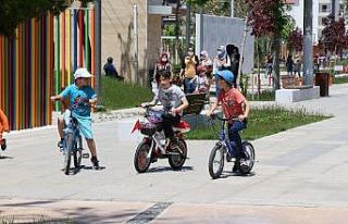 Aksaray’da sokağa çıkan çocuklar doyasıya eğlendi