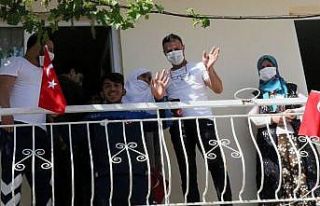 Alkışlar eşliğinde, ‘Korona virüs bile sizleri...