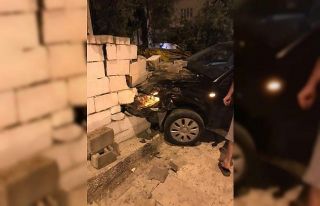 Alkollü sürücünün çarptığı otomobil bahçe...