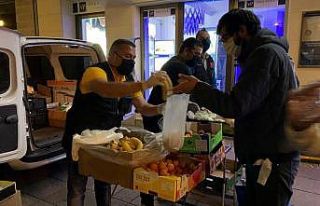 Almanya’da yaşayan Türkler evsizlere yemek dağıttı