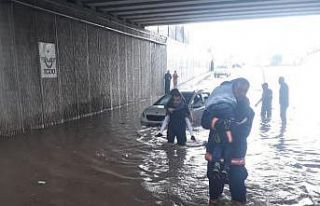 Alt geçidi su bastı, araçta kalan 3 kişi sırtta...