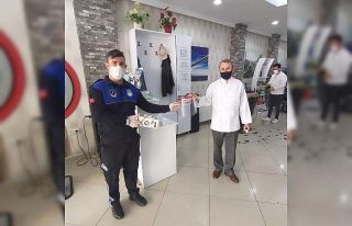 Altınova’da berber ve kuaförlere maske dağıtıldı
