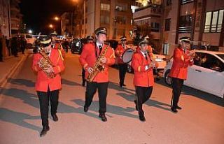 Amasya’da eğlence sokakta, vatandaşlar balkonda