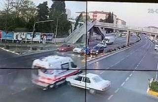 Ambulansla otomobilin kaza anı kameralarda