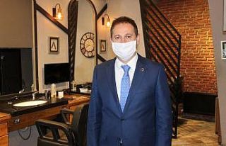 Ankara’da berberler dükkanlarını sterilize ederek...