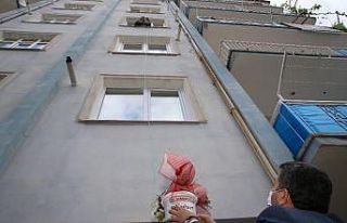 Anneler günü çiçeğini balkondan uzattığı sepetle...