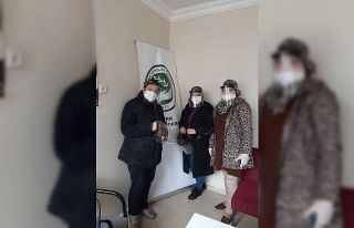 Anneler Günü’nde annelere maske dağıttılar