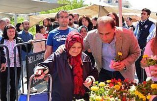 Anneler Günü’nde Beylikdüzü’nde 10 bin çiçek...