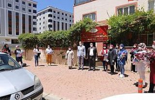 Annelere çiçek hediyesi