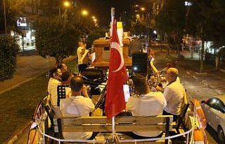 Antalya sokaklarında Temsili Bandırma Vapuru