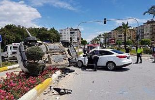 Antalya’da kazaya karışan otomobil yerden havalanıp...