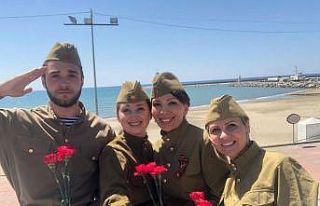 Antalya’da Ruslar Zafer Bayramı’nı balkonlarda...