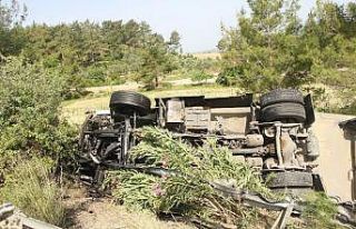 Antalya’da tır şarampole devrildi: 1 yaralı