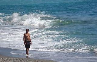 Antalya’da yasağa rağmen denize girdiler