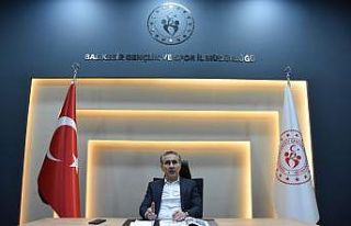 Antrenör eşliğinde evde online spor zamanı