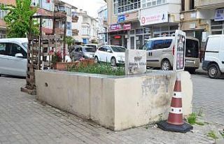 Apartmanların arasında, kaldırım üzerinde gizemli...