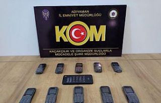 Aracın aksamlarında saklanan telefonlar ele geçirildi