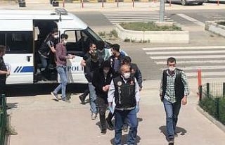 Araçlarında uyuşturucuyla yakalanan şüpheliler...