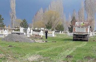 Arpaçay Belediyesi mezarlıkları ağaçlandırıyor