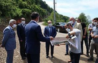 Asfalt çalışmasında çiçek detayı