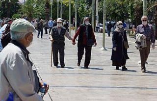 Aydın’da 65 yaş üstü vatandaşlar sıcak havanın...