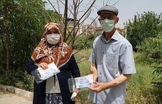 Aydın’da sokağa çıkan yaşlılara maske dağıtıldı