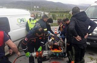 Aydınlatma direğine çarpan kamyonetin sürücüsü...