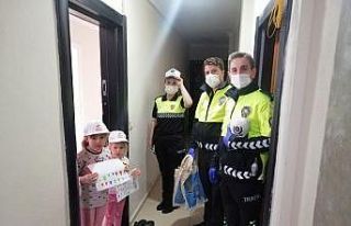Ayvacık’ta polis ve jandarmadan evde kalan çocuklara...