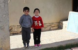 Babaları cezaevinde olan ikizlere doğum günü sürprizi