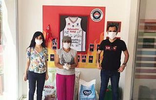 Bağış toplayan öğrenciler sokak hayvanlarını...