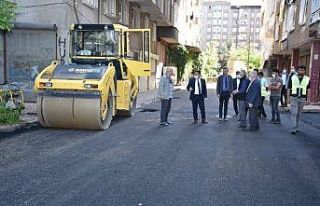 Bağlar Belediyesi mahallenin 20 yıllık asfalt sorununu...