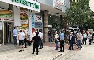 Baklavacının önündeki kuyruk görenleri hayrete...