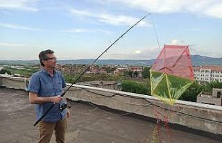 Balık oltası ile uçurtma uçurdu