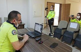 Balıkesir’de trafik polislerinden evde kalan öğrencilere...