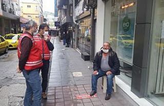 Bankaya girmek için direnen yaşlı adama polis engeli