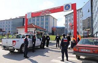 Bartın’a sahte seyahat belgesiyle girmeye çalışan...