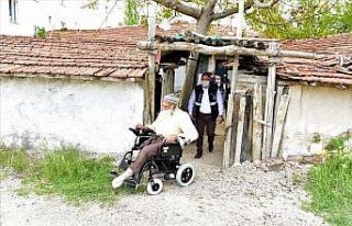 Başkan Aşgın, akülü araç hediye etti