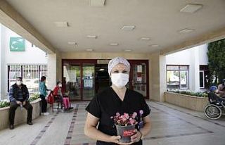 Başkan Böcek’ten hemşirelere çiçekli kutlama
