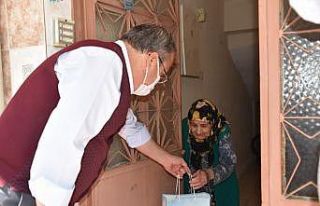 Başkan Çerçi anneleri evlerinde ziyaret etti