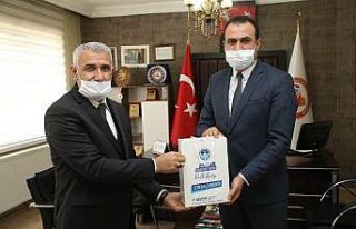 Başkan Güder’den berberlere maske desteği