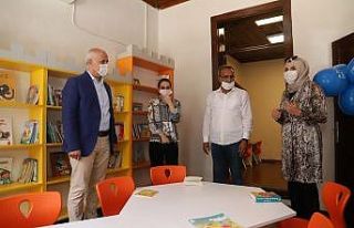 Başkan Gültak, çocuk kütüphanesi ve oyun alanını...