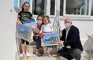 Başkan Gümüş 23 Nisan hediyelerini evlerde dağıttı