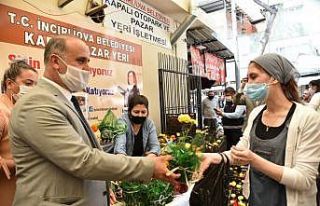 Başkan Kaya’dan annelere çiçek