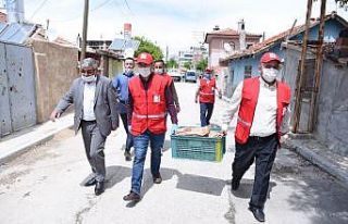 Başkan Kılca, Kızılay gönüllüsü olup ekmek...