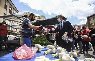 Başkan Köse pazarcı esnafı ile kuaförlere siperlik...