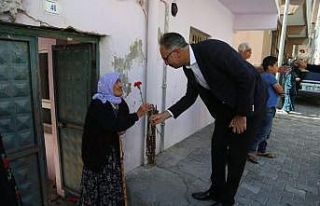 Başkan Kuş’tan annelere karanfil