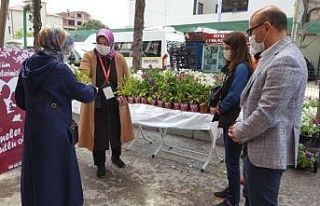 Başkan Oral, annelere çiçek dağıttı