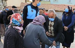 Başkan Sarı, köylülere Ramazan kolisi dağıttı